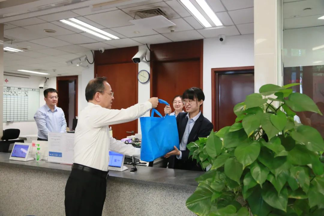 殷殷关怀沁人心！市知识产权局开展“夏送清凉”高温慰问活动