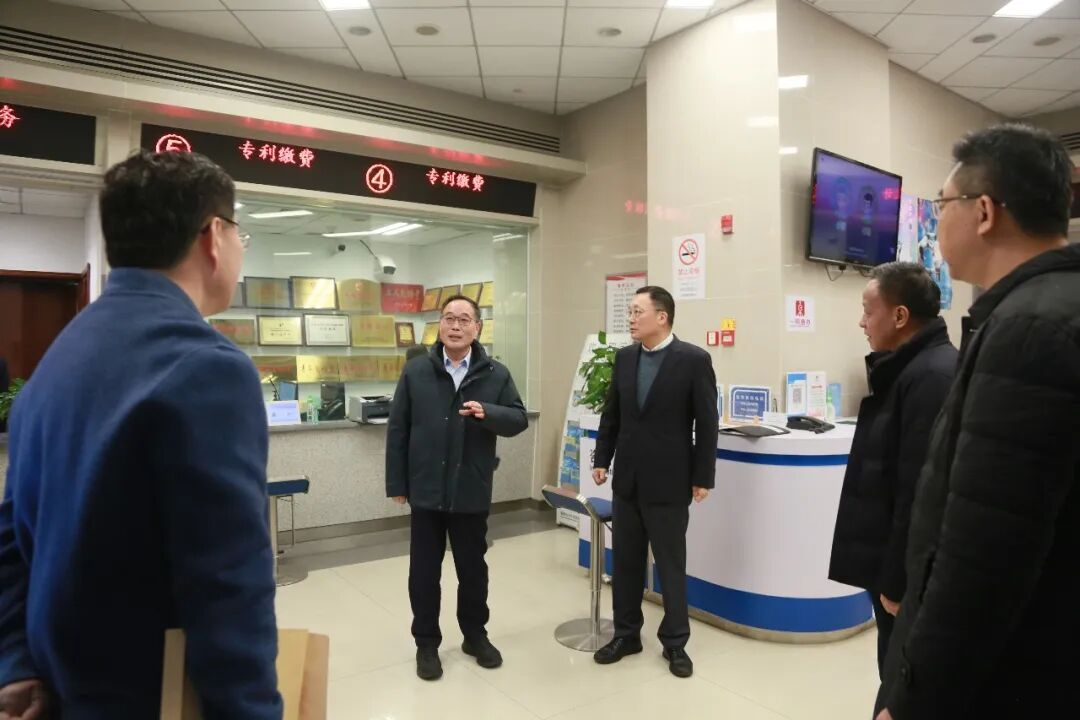 策马扬鞭，共赴新程！市知识产权局领导班子慰问局系统干部职工